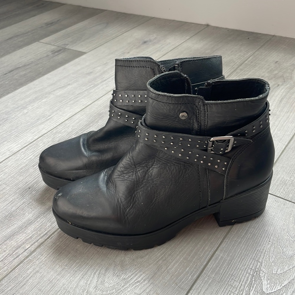 Used black leather boots